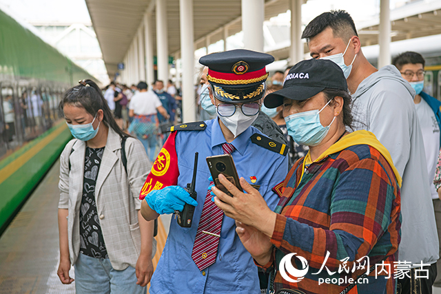 鐵路工作人員幫助旅客答疑解惑。王語欣 攝
