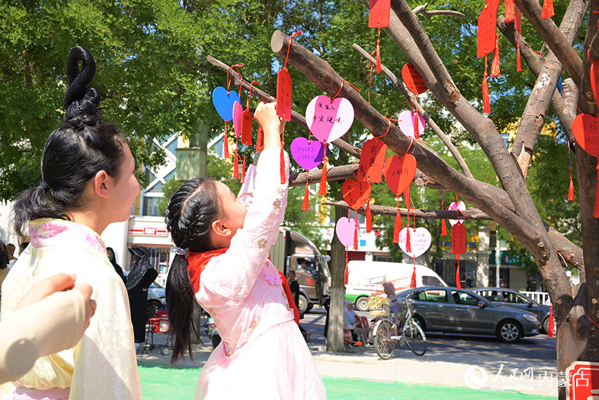 市民在祈福樹挂上自己的願望。人民網 寇雅楠攝