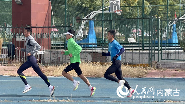 包毕力格（左一）和队友正在训练。受访者供图