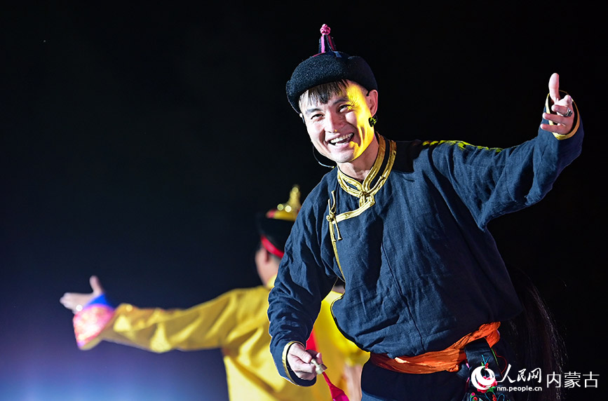 7月1日，演员在展演开幕式上表演岱日查《说说中国式现代化》。王正摄