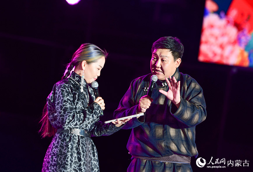 7月1日，演员在展演开幕式上表演对口笑磕《善意的讥讽》。王正摄