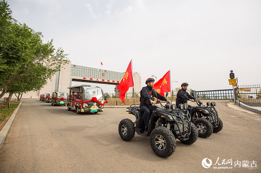 新人們乘坐電瓶車前往婚禮現場。楊金燁攝