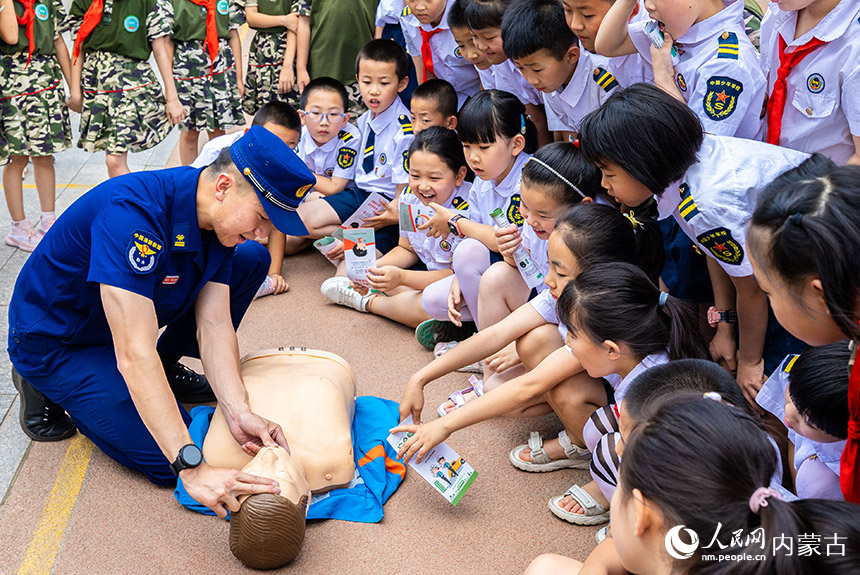 呼和浩特市玉泉区五塔寺东街小学学生在学习心肺复苏急救。丁根厚摄