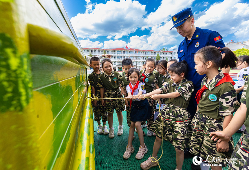 呼和浩特市玉泉区五塔寺东街小学学生在体验消防救援绳结的使用方法。丁根厚摄