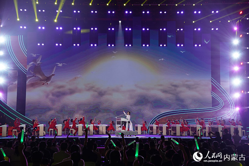 器乐合奏表演唱《最美的中国有我在》 实习生 秦一凡 摄