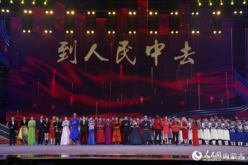 尾声歌曲《到人民中去》 实习生 秦一凡 摄