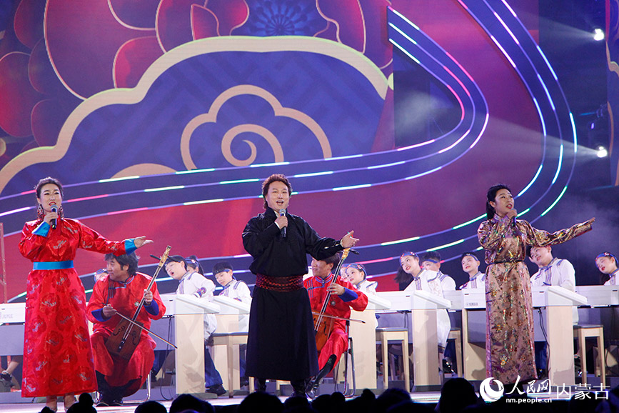 器乐合奏表演唱《青山绿水踏歌行》 实习生 刘佳宝 摄