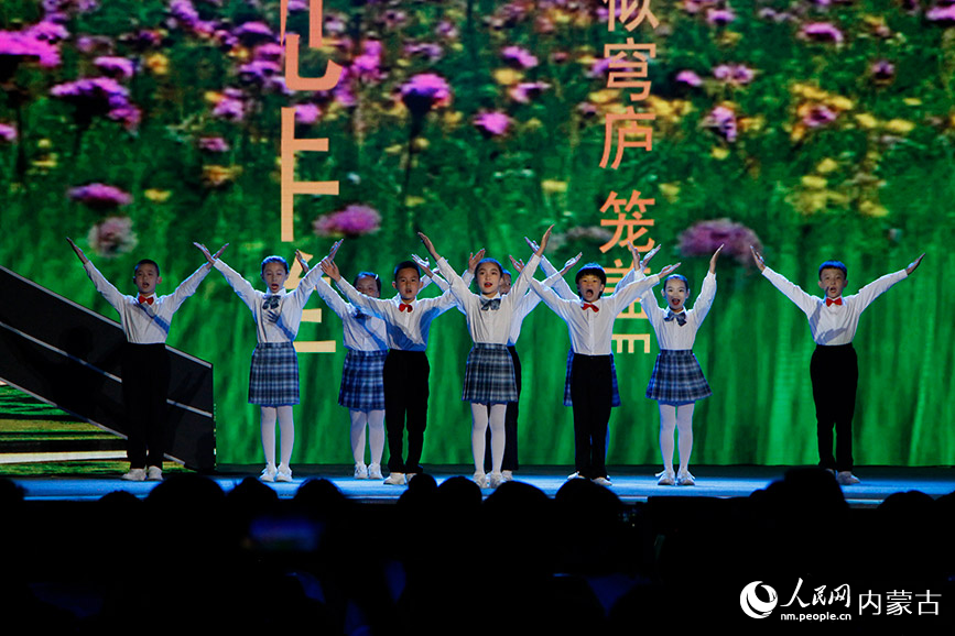 童声朗诵歌曲《敕勒歌》 实习生 刘佳宝 摄