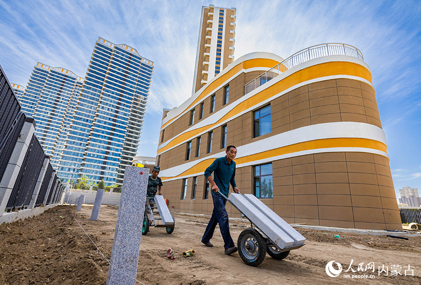工人在呼和浩特市玉泉区水云天幼儿园建设项目现场进行施工作业。丁根厚摄