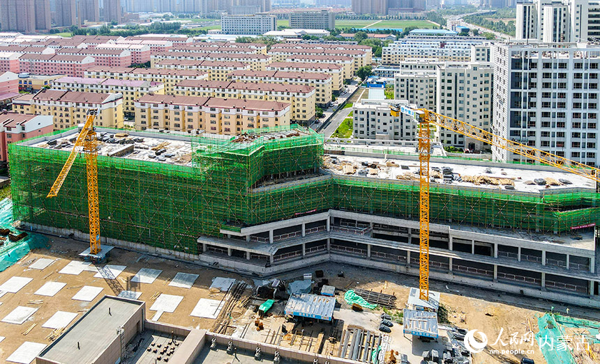 工人在呼和浩特市第二十七中学新址建设项目现场加紧施工。于腾蛟摄