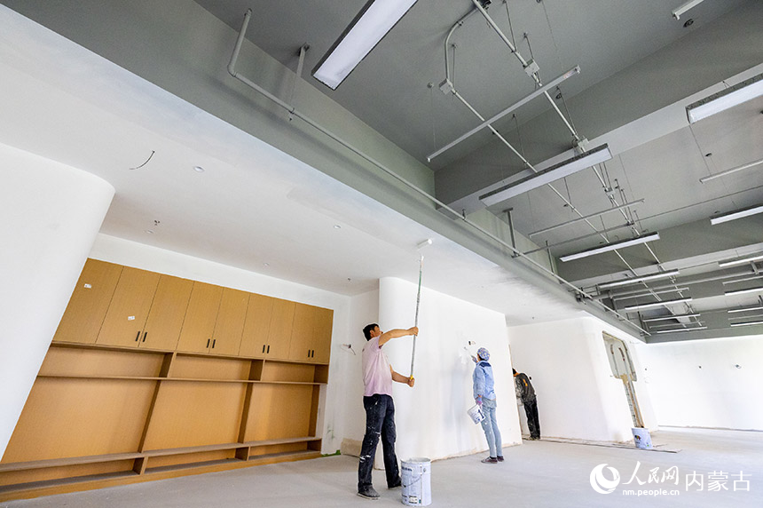 工人在呼和浩特市玉泉区云中路幼儿园建设项目现场进行室内施工作业。丁根厚摄