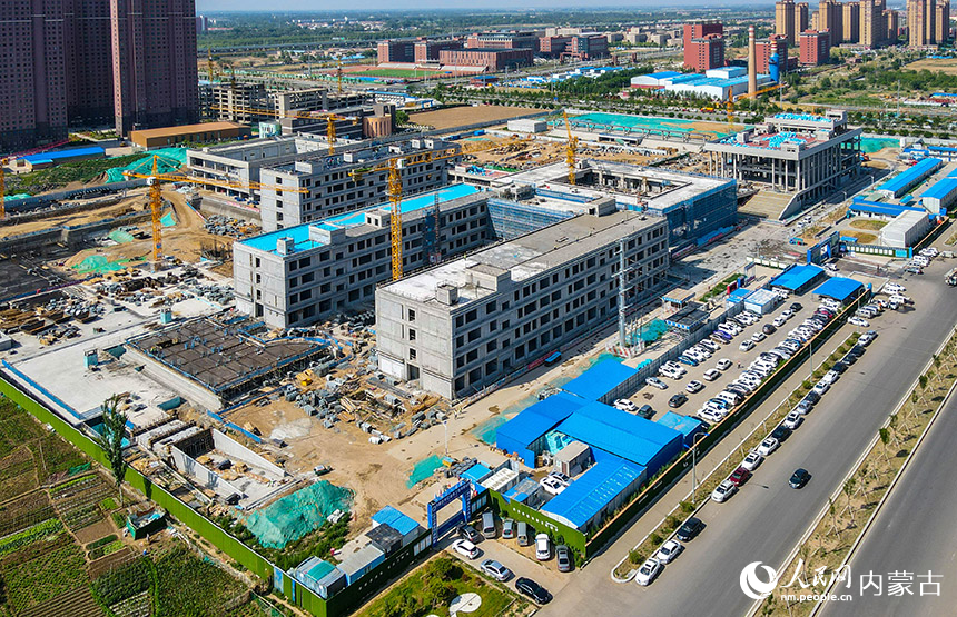 工人在呼和浩特市第四中学新址建设项目现场加紧施工。于腾蛟摄