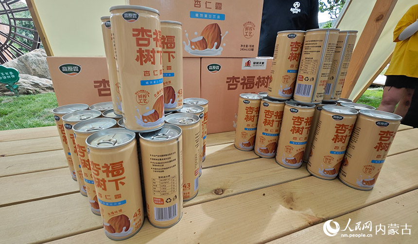 园区内供游客品尝的杏仁露。人民网记者 张雪冬摄