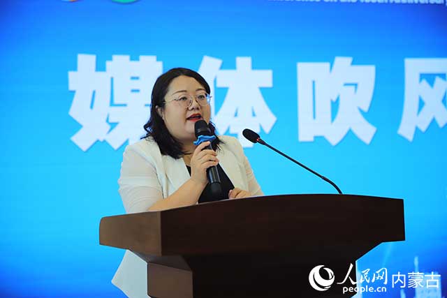 乌审旗人民政府副旗长马丽杰发言。人民网 苗阳 摄
