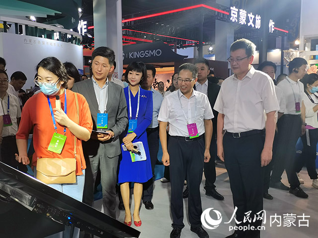自治区文化体制改革专项小组成员巡馆现场。实习生 刘璇摄