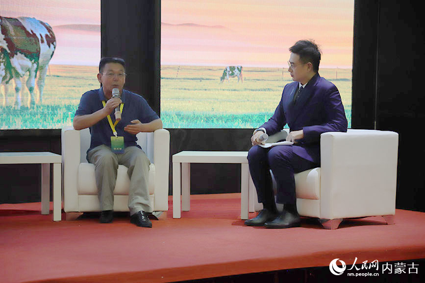 內蒙古自治區品牌促進會秘書長哈達發言。人民網記者 趙夢月攝