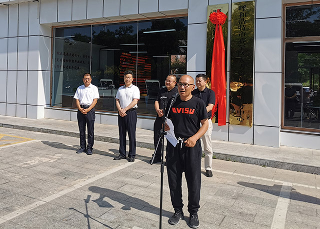 常年站橋頭的周大爺現場分享零工市場就業感受