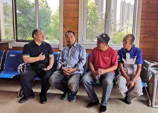 賽罕區人社局就業服務中心主任高雲峰在保全庄零工驛站向零工介紹零工市場就業服務
