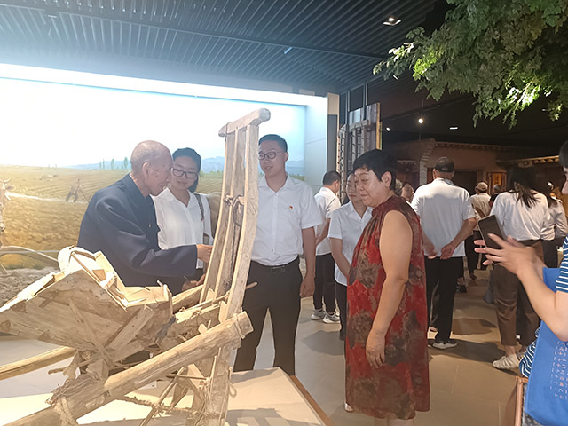 党员群众在赛罕区党群服务中心民俗馆了解农事习俗