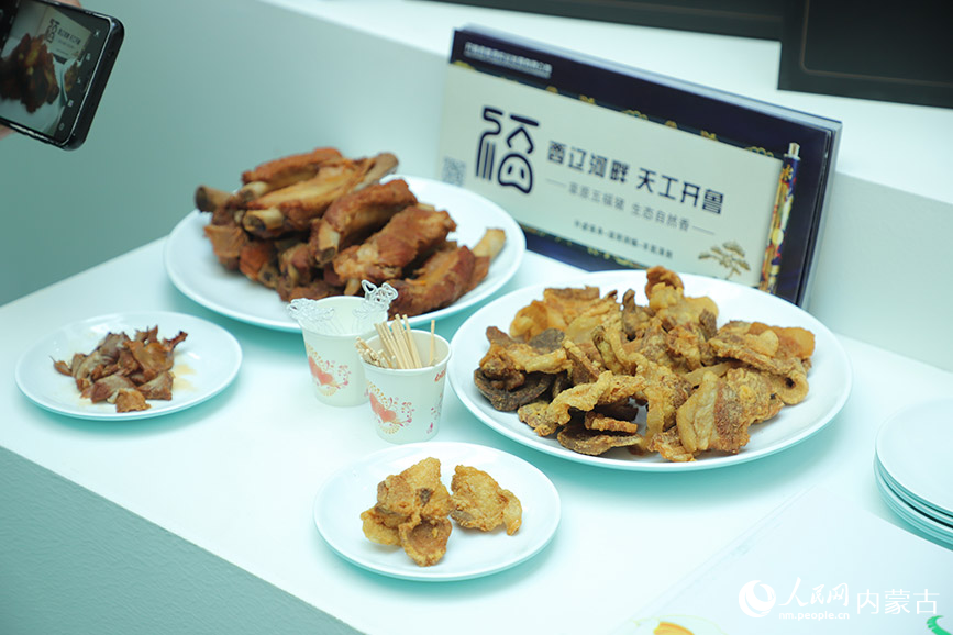 展区给参观嘉宾提供试吃。人民网记者 赵梦月摄