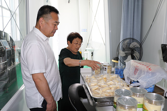 内蒙古白音杭盖食品有限公司董事长白秀枝介绍奶制品产品。包乌兰摄