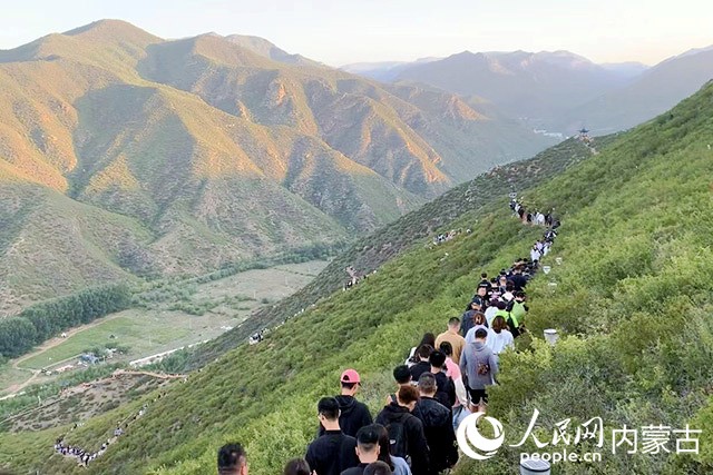 天亮后游客下山。實習生 劉璇攝