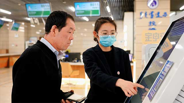 工作人员协助群众办理不动产登记业务
