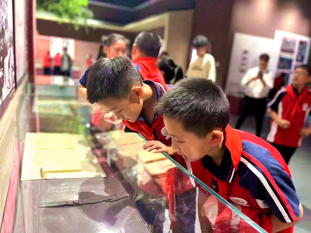 学生们走进博物馆近距离“触摸”历史