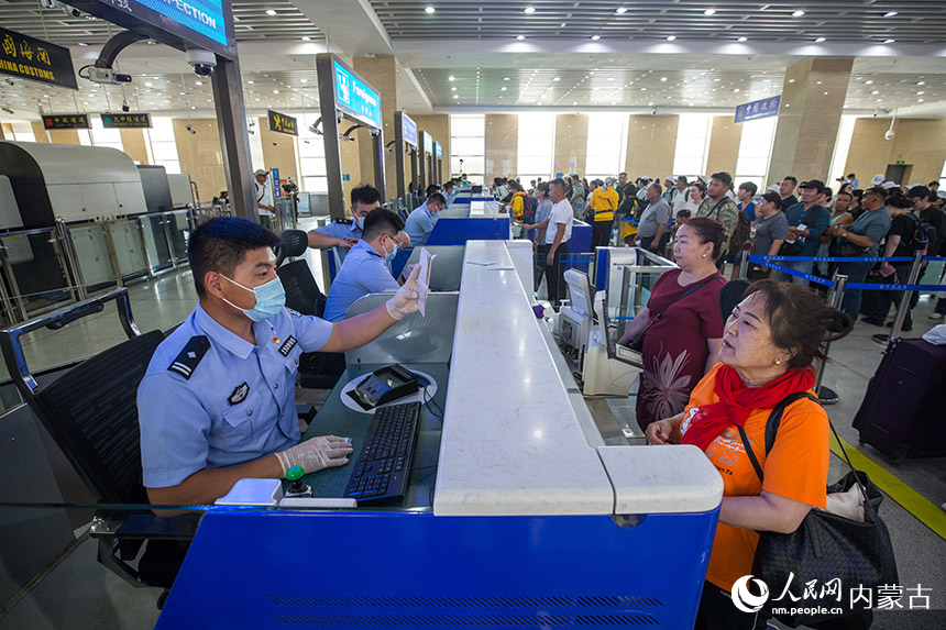 二连出入境边防检查站民警为旅客办理通关手续。郭鹏杰摄
