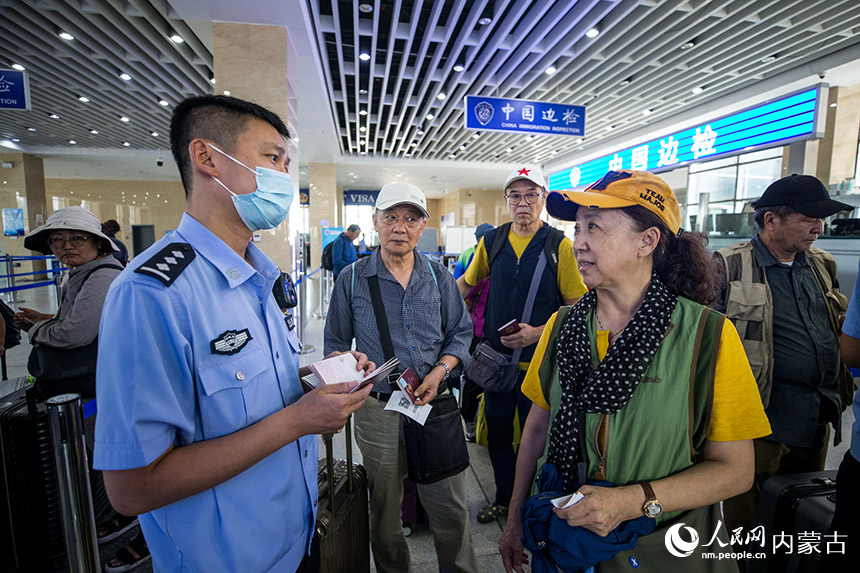 二连出入境边防检查站民警为旅客提供通关咨询。郭鹏杰摄