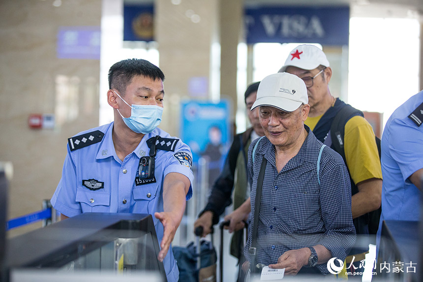 旅客从二连出入境边防检查站快捷通道高效通关。郭鹏杰摄