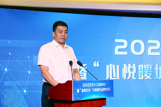 鄂尔多斯市副市长邬建勋出席开幕式并致辞。杨亚夫摄
