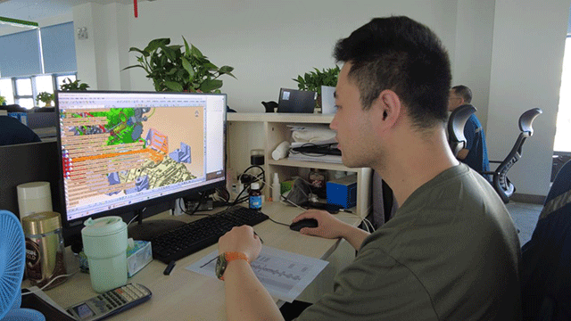 毕业于北京航空航天大学的陈峥正在进行新能源矿用车的研发设计。王丽曼摄 
