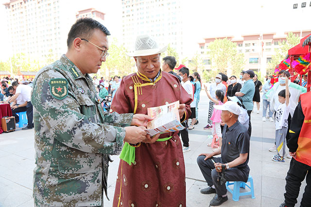 为居民讲解大学生士兵的优惠政策和优抚政策