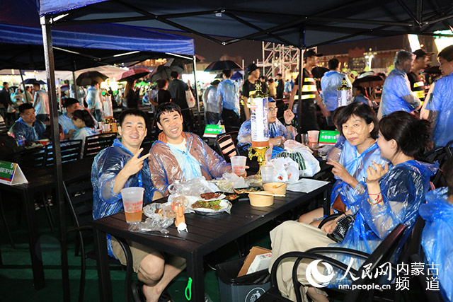 呼和浩特市民在啤酒节品尝美食、畅饮啤酒。主办方供图