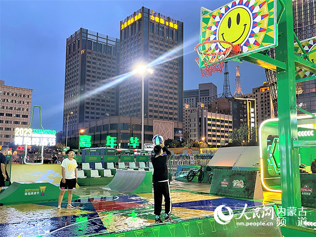 啤酒节年青力嘉年华区。人民网 寇雅楠摄