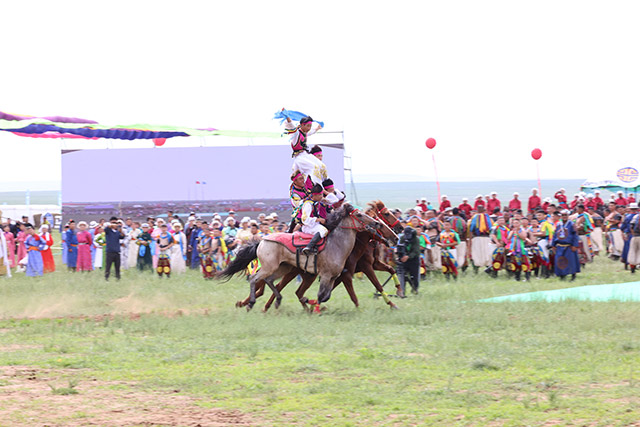 阿巴嘎旗第八屆人民那達慕上得馬術表演