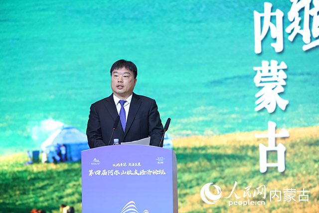 张鸿福在“第四届阿尔山校友经济论坛宣介自治区资源优势和发展优势。人民网记者 白建平摄