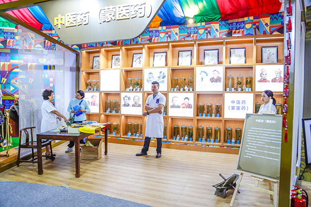 中医药(蒙医药)展示。王呼斯冷摄