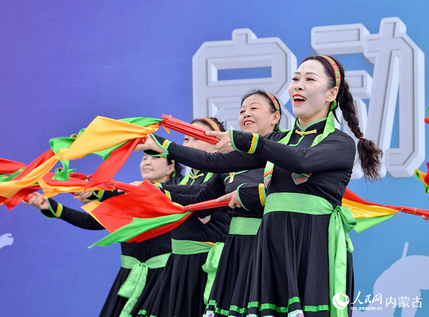 “十四冬”倒计时200天全民健身系列活动启动仪式上的民族舞蹈表演。康文魁摄