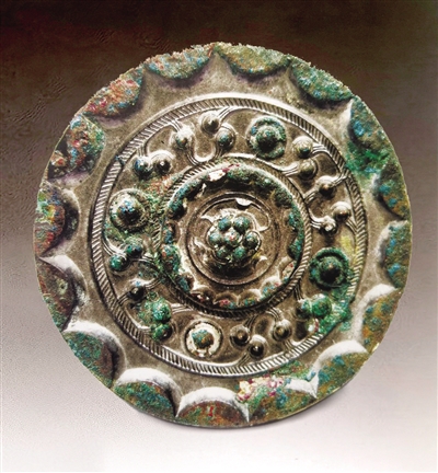 新地古城遗址出土的西汉四乳星云纹铜镜。