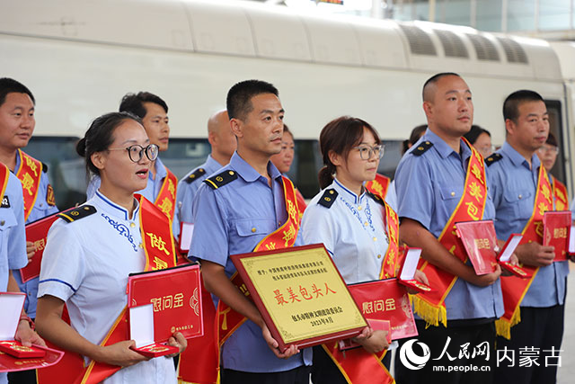 8月4日下午，欢迎“最美包头人”乘务组回家。人民网 苗阳摄