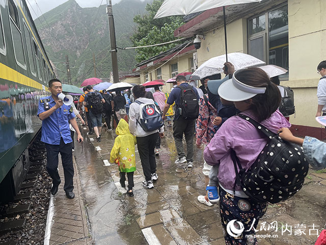 滞留旅客开始转移。受访单位供图