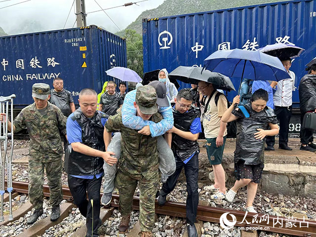 救援力量达到，帮助旅客开始转移。受访单位供图