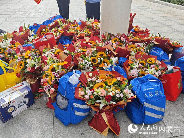 K396次列车乘务人员收到的救助包和鲜花。人民网 苗阳摄