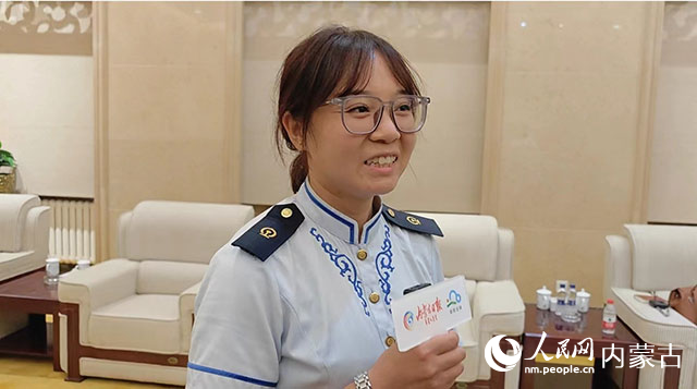 列车员赵阳回家后露出灿烂的笑容。人民网 苗阳摄