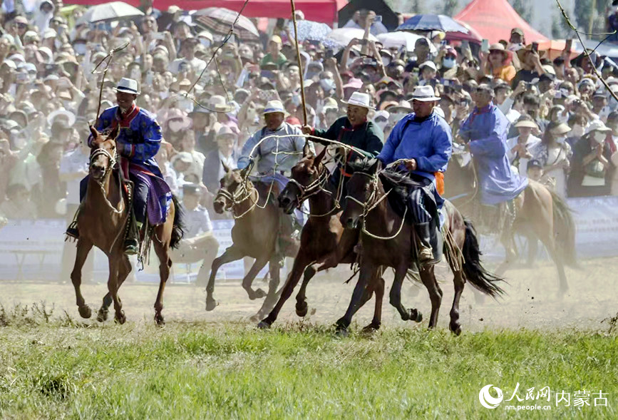 參加那達慕的牧民在會場上策馬奔馳。人民網記者 李睿攝