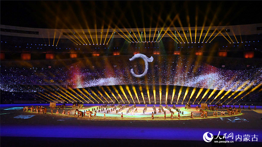 开幕式演出现场。实习生 刘佳宝摄