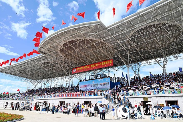 2023 中国（阿尔山）旅游大会——兴安盟那达慕开幕式现场。人民网 刘艺琳摄