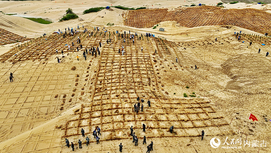 8月12日，在赤峰市翁牛特旗乌白路科尔沁沙地综合治理项目区，沙地歼灭战全面启动，干部群众正在治沙。李富摄